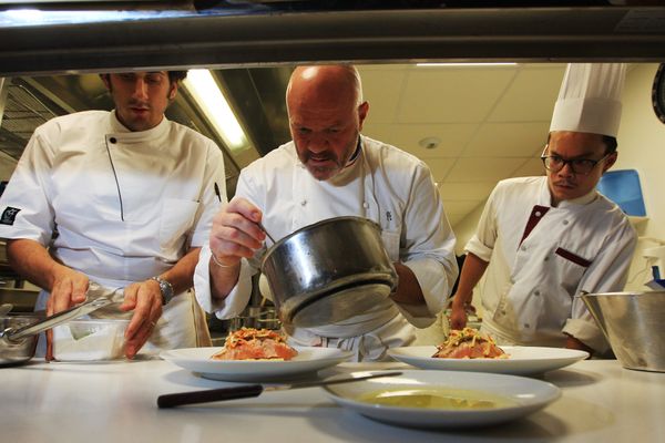 Philippe Etchebest dans les cuisines du Quatrième Mur, sa brasserie chic de Bordeaux  le 21/09/15. 