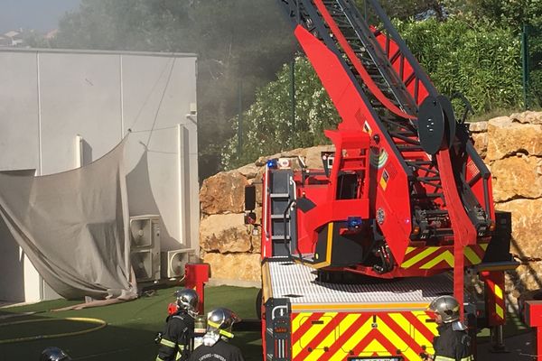 D’origine encore indéterminée, plus de 35 pompiers sont engagés sur le complexe nautique de Sophia-Antipolis. 