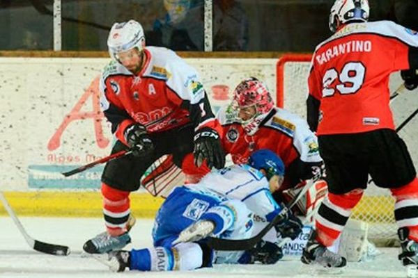 Les Ours du Vercors n'ont rien pu faire face aux redoutables Diables Rouges des Hautes-Alpes.