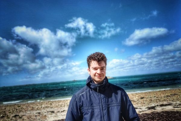 Un jeune Brechois de 20 ans se lance un défit peu commun : écrire un scénario de film insolite sous les aurores boréales du ciel norvégien, dans une grotte ou encore à 20 mètres de profondeur dans les eaux des Glénan.