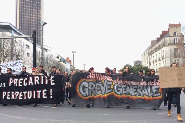 1 gros millier de lycéens à Nantes sur le 50 otages ce jeudi après-midi