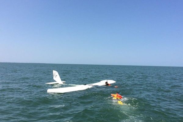 L'ULM flottait sur l'eau au large de la Vendée.