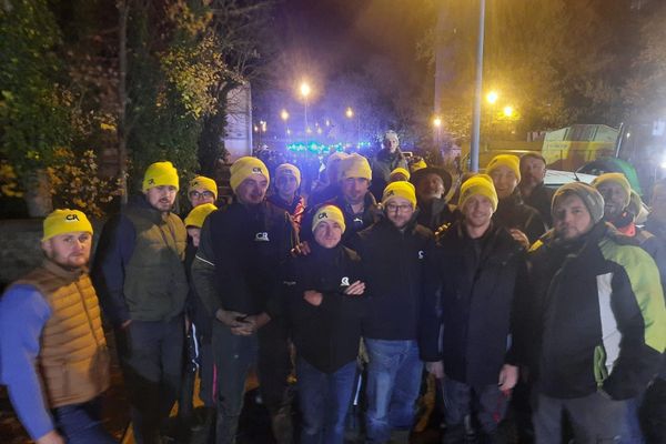 Des membres de la coordination rurale des Ardennes, le 20 novembre, devant la préfecture à Charleville-Mézières. 