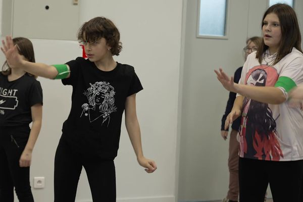 Au collège Louise Michel à Roye, les élèves pratiquent de la zumba.