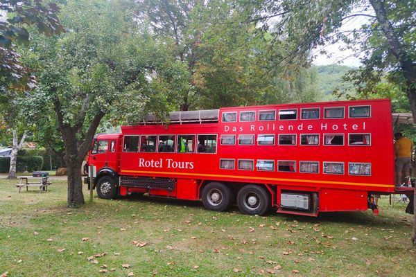 Après une nuit au camping de Montgailhard, le bus-hôtel a amené ses voyageurs visiter les châteaux de Foix et de Montségur.