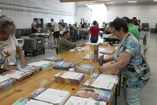 Dans la Drôme, plusieurs centaines de personnes sont mobilisées pour mettre sous pli les professions de foi et les bulletins de vote des élections législatives.