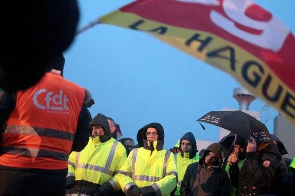 Les salariés d'Areva, inquiets, le 29 janvier 2015 sur le site de la Hague (Manche)