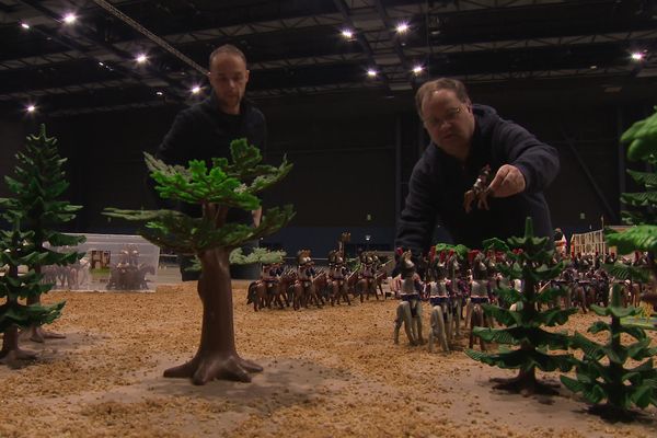 Du 4 au 5 février, les passionnés de Lego et de Playmobil exposent au salon Leg's Play d'Angoulême. Les stands nécessitent une grosse préparation.