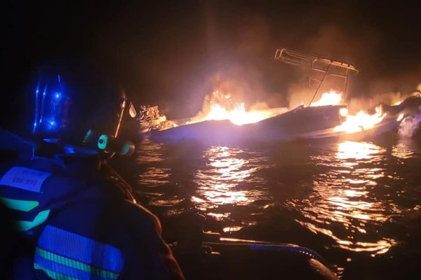 Le navire a été entièrement détruit par les flammes.