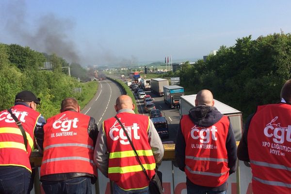 La rocade d'Amiens, bloquée dans les deux sens, par la CGT le 26 mai 2016.