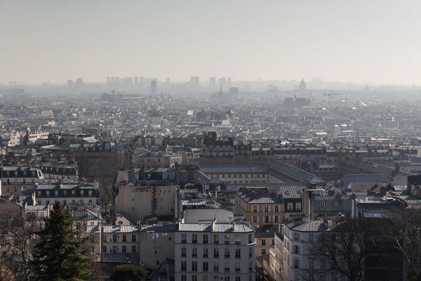  Paris, France, le 27 fevrier 2019 - Vue sur la capitale depuis la butte Montmartre lors du pic de pollution aux particules fines.