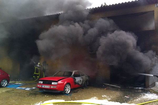 Incendie dans le garage d'un collectionneur de voitures samedi 9 mars 2019 à Saint-Nazaire-de-Ladarez