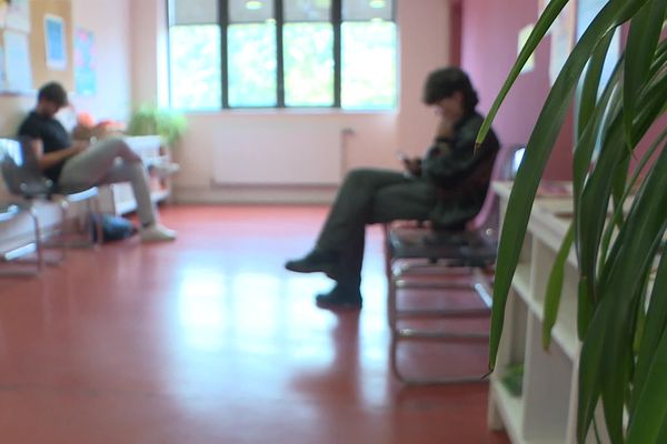 Des étudiants patientent au SSU