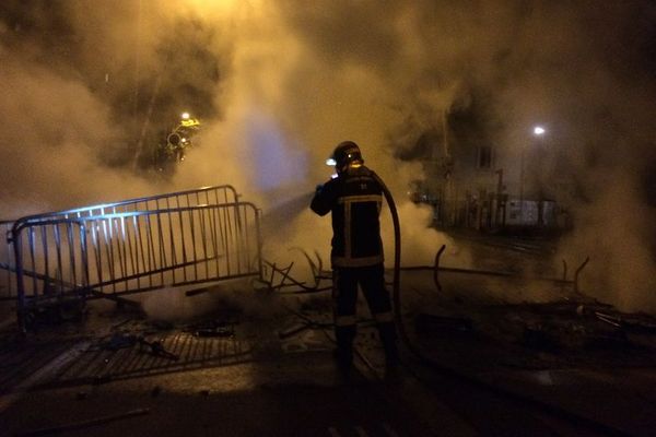 Des pompiers éteignant un incendie sur une barricade, allées Maurice Sarraut, à Toulouse.