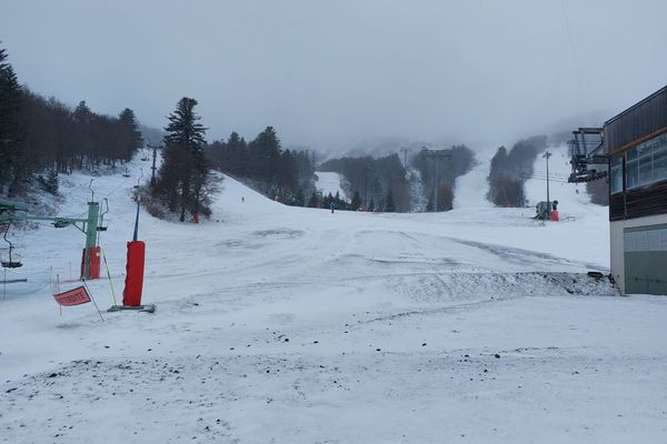 Quelques flocons sont déjà tombés ce samedi 10 février après-midi à Super Besse.