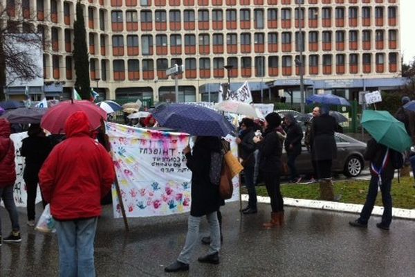 Manifestation contre la nouvelle carte scolaire devant le rectorat.