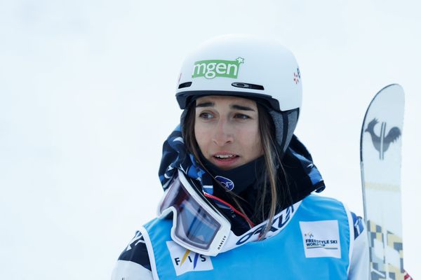 Perrine Laffont réalise un doublé aux mondiaux en Géorgie et devient la skieuse de bosses la plus titrée de l'histoire avec 5 couronnes mondiales.