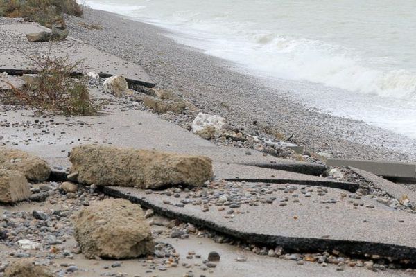 Route blanche endommagée à Cayeux après l'épisode des grandes marées du dimanche 29 septembre 2019. 