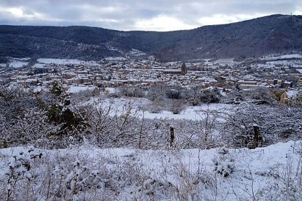 Mende - 10 cm de neige sont tombés sur la préfecture de la Lozère dans la nuit - 21 novembre 2013.