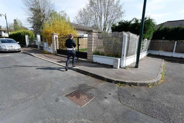 L'habitation devant laquelle Georges Malhet a été tué, victime d'un réglement de comptes.On voit au sol ,juste à côté de la plaque d'égout,deux impacts d'arme automatique. 