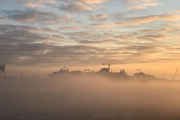 Saint-Nazaire dans la brume au lever du jour