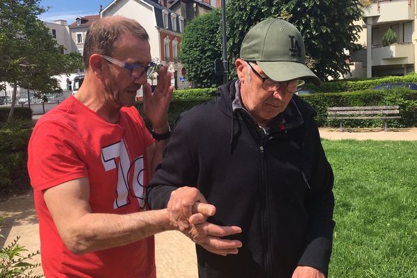 René Jacquot, champion du monde de boxe en 1989, devenu auxiliaire de vie auprès des personnes handicapées (à gauche).