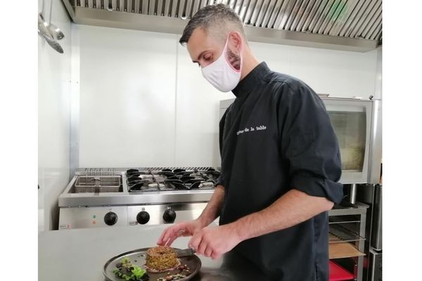 Romain Chaput, traiteur, dans son laboratoire de Vernou-sur-Brenne