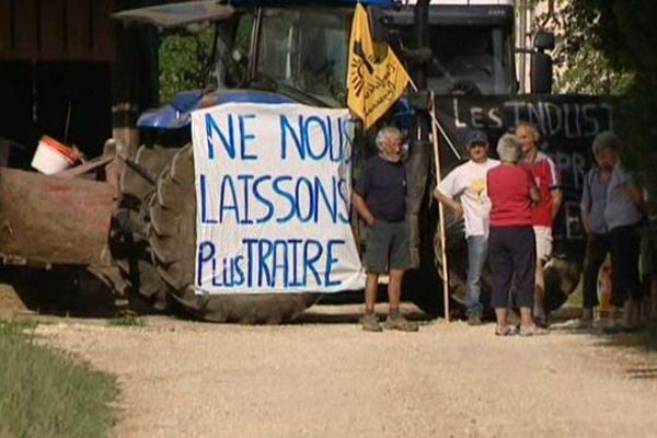 Blocage d'un camion de lait à Charnizay dans l’Indre-et-Loire