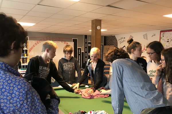 En vacances, ces jeunes français et finlandais transforment des vieux t.shirts en sacs à main