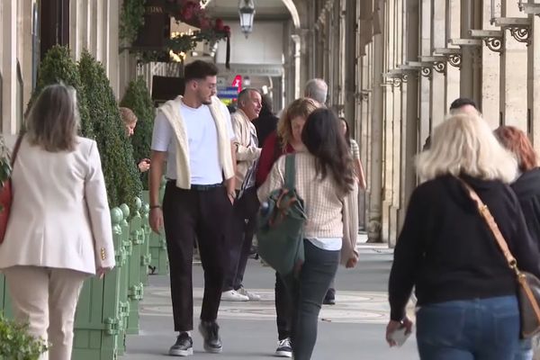 Des passants se baladent rue de Rivoli