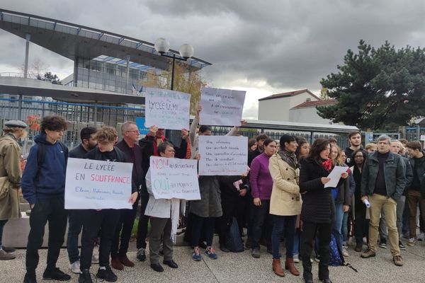 Vendredi 17 novembre 2023, des professeurs et des élèves se sont mobilisés devant le lycée La Martinière-Monplaisir dans le 8ᵉ arrondissement de Lyon.