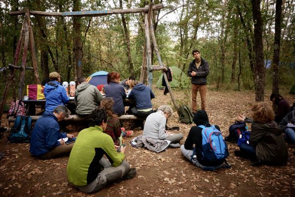 Avant de créér et diriger Nos Vies Bas Carbone, Gildas Véret organisait déjà des séjours en forêt pour le compte de l'association Horizon Permaculture.