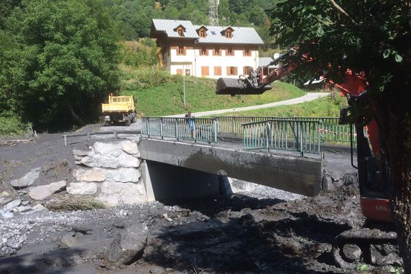 Le pont des Moulins détruit par le torrent du Glandon à Saint-Colomban-des-Villards en Savoie