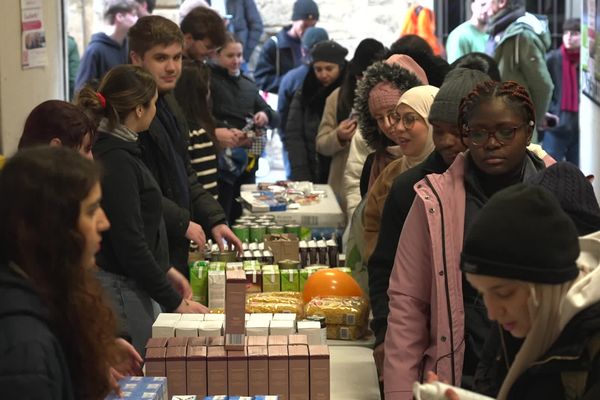 Cette semaine, l'association COP1 distribue 500 paniers alimentaires. Samedi 13 janvier 2024.