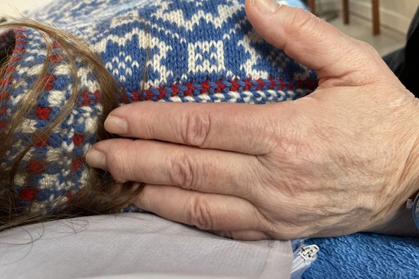 l'apposition des mains, un grand classique des médecines parallèles et ancestrales.