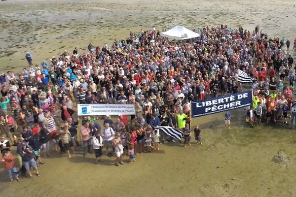 Photo BF56 www.g2m-drone.com Les manifestants protestent contre le réensemencement de la petite mer de Gâvres