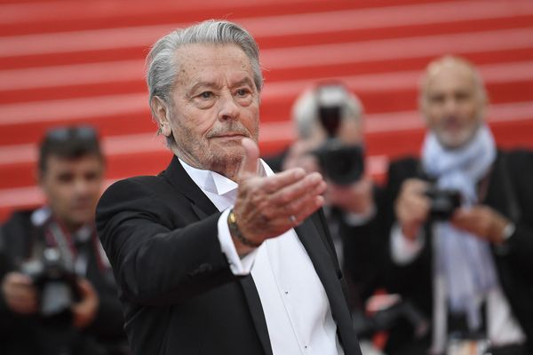 Les enfants d'Alain Delon ont porté plainte contre sa dame de compagnie.