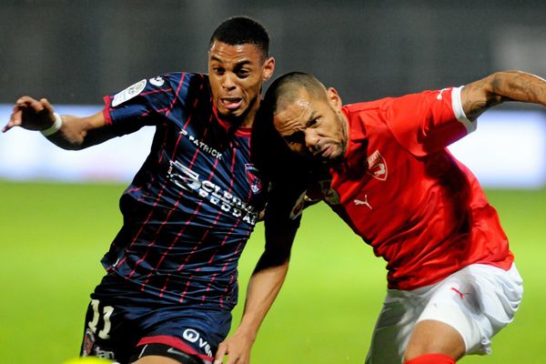 Wesley Jobello (ici aux prises avec Gaël Amboula) et les bleu et rouge ont tenu Nîmes en échec vendredi 4 novembre.