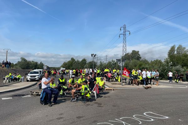 Plusieurs centaines de dockers sont rassemblés ce vendredi 7 juin auau rond-point du mas des Bannes, à Fos-sur-Mer.