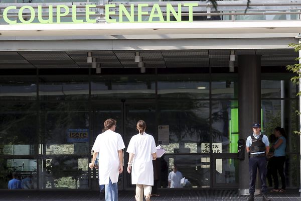 Les parents d'enfants hospitalisés à Grenoble ne parviennent plus à se loger depuis le début du confinement.