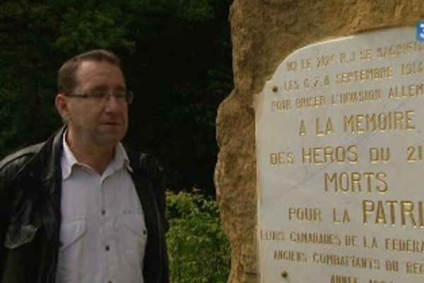 Patrick-Charles Renaud devant la stèle qui rend hommage aux combattants des 6,7, et 8 septembre 1914 en forêt de Champenoux (54)