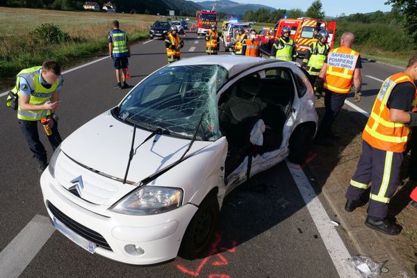 La voiture accidentait transportait quatre personnes, dont deux enfants en bas-âge.