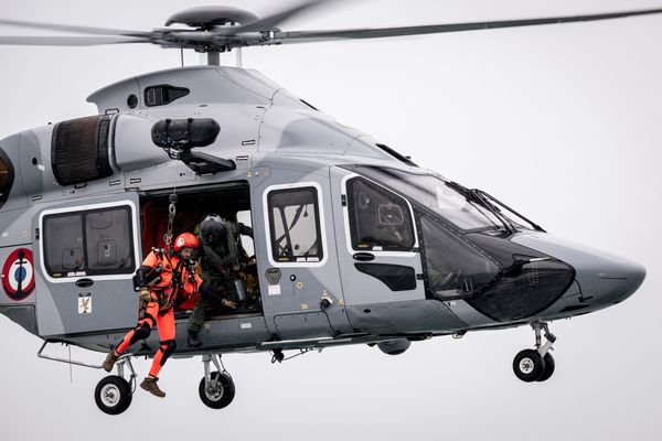 L'hélicoptère H160 de la Marine nationale en exercice en mars 2024 au large du Cotentin.