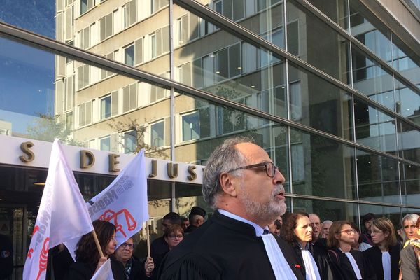 Eric Jantet, barreau de l'ordre des avocats de Lyon devant la palais de justice