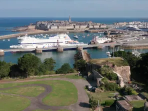 A mi-chemin entre la cité d'Alet et Intra-Muros, le terminal ferry du Naye se situe au coeur de la cité corsaire. Les ferrys y côtoient les remparts de Saint-Malo.