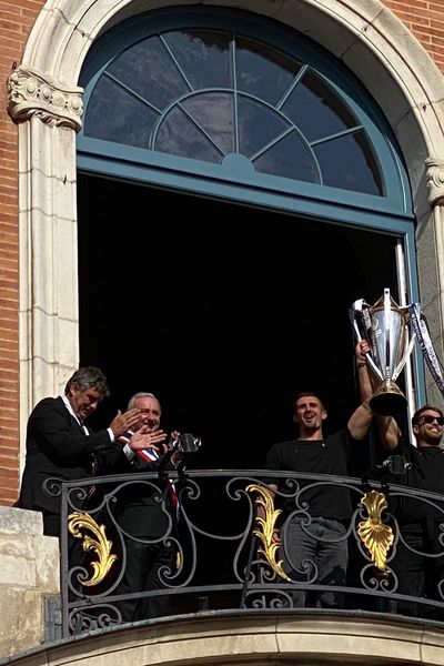 Les champions d'Europe, ici Thomas Ramos et Juan Cruz Mallía, se succèdent au balcon des illustres de la mairie de Toulouse, place deu Capitole en brandissant le trophée dans une ambiance de feu.