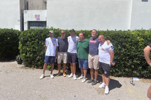 Dylan Rocher, Stépgane Robineau et Diego Rizzi  posent avec la triblettes qu'ils ont battue au deuxième tour : Jean-Michel Durand, Lionel Toilier et Philippe Boué ,