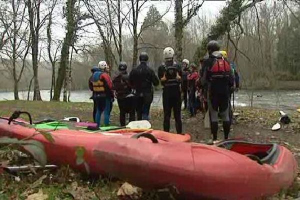 Des kayakistes aixois aujourd'hui sur les bords de la Vienne