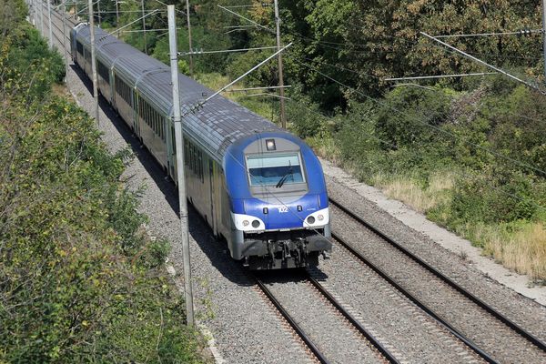 La ligne POLT est en travaux ce week-end et le week-end prochain. Aucun train n'est prévu entre Orléans et Paris. 