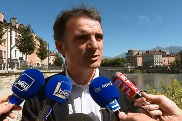 Eric Piolle, maire de Grenoble, a donné une conférence de presse cet après-midi sur les bords de l'Isère.